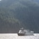 Um navio navegando ao longo de Tongass Narrows, passando por montanhas repletas de florestas em Ketchikan, Alasca